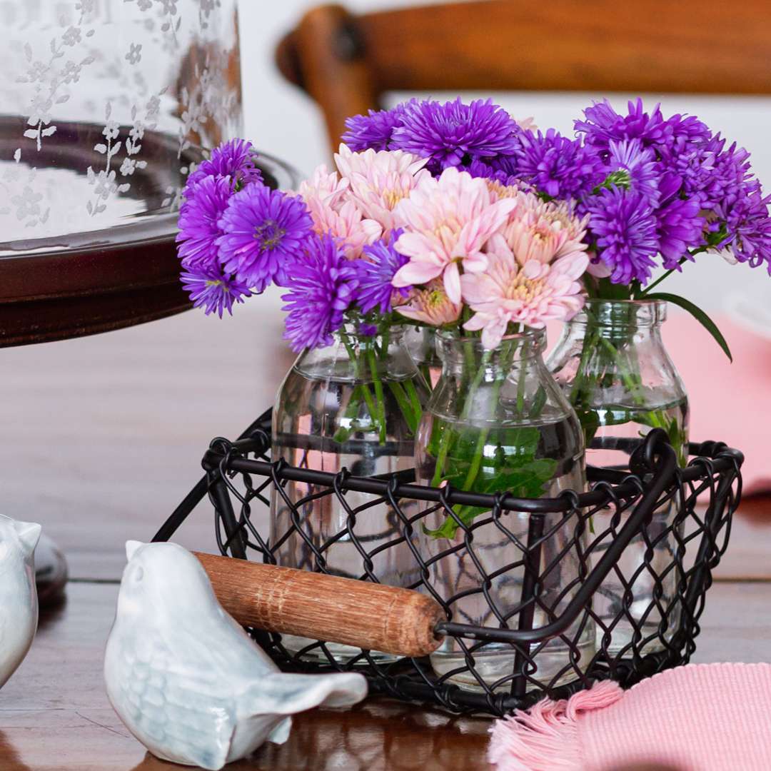 Wire Basket with 4 Bottles